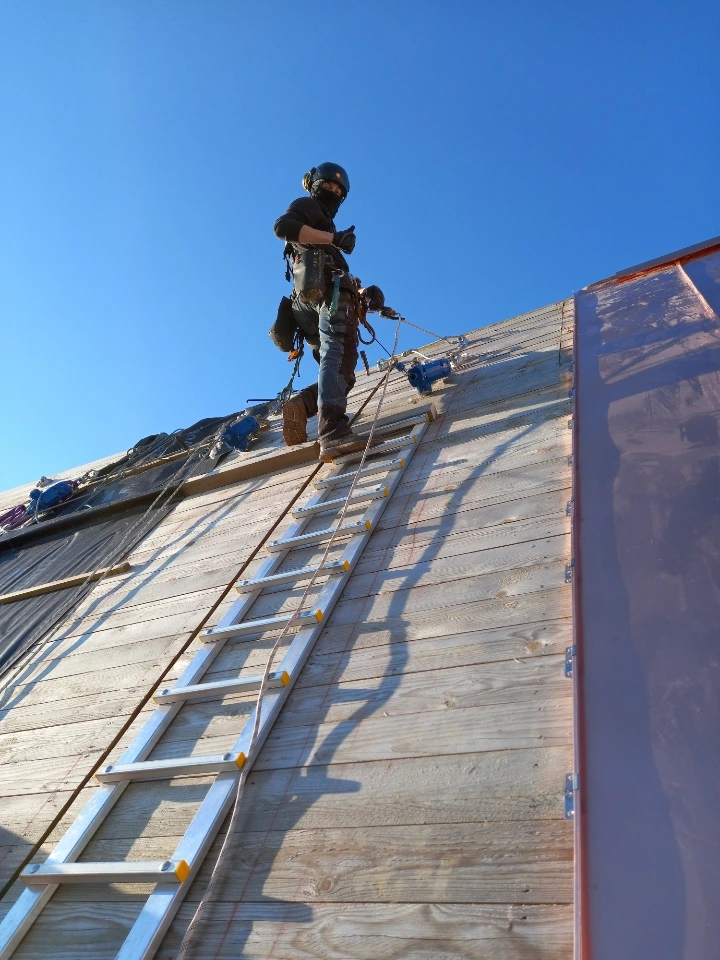 Accès difficile pour travaux de zinguerie.